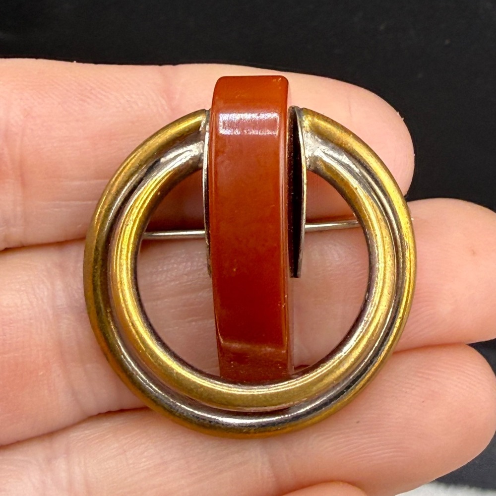 Vintage Bakelite Brooch‎ Gold Tone Round